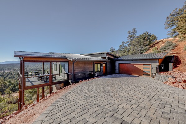 Pine Vacation Rental | 3BR | 2.5BA | 1 Step Required | 1,800 Sq Ft