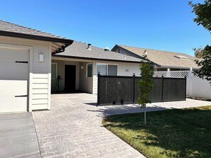 Alder Glen Getaway - driveway and garage at front entry door with digital lock