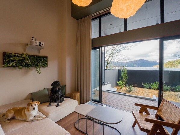 [Pets allowed/living room] Relax with your dog in the bright and open living room