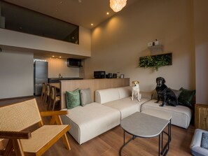 [Pets allowed/living room] Relax with your dog in the bright and open living room