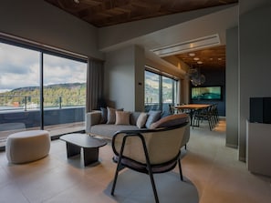 [Living room] Spacious living and dining space with a panoramic view