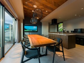 [Dining/Kitchen] Spacious design of 117㎡, comfortable for group use