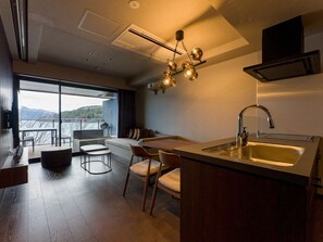 [Living/dining room] Great location with views of Lake Ashi and Mt. Fuji
