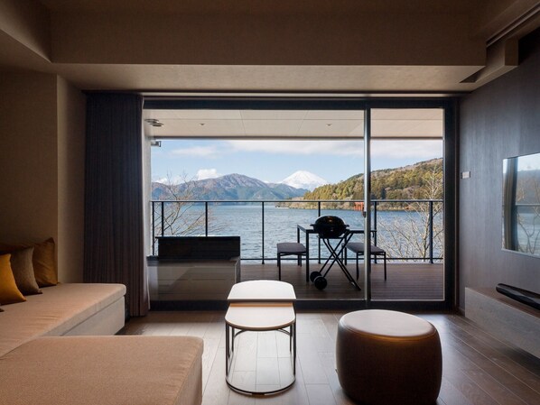 [Living room] The large windows create an open feeling! Living room with terrace