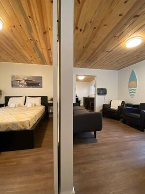 Bedroom 1- Queen Bed 