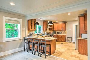 Kitchen island with 4 barstools