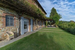 Pflanze, Wolke, Eigentum, Himmel, Gebäude, Fenster, Baum, Grundstueck, Gras, Hütte