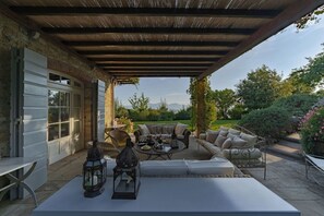 Table, Propriété, Plante, Pot De Fleur, Ciel, Arbre, Ombre, Salon, Plante D'Appartement, Chaise