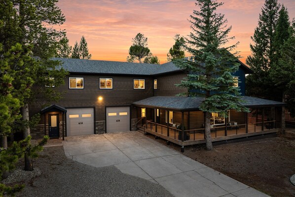 Within walking distance of grocery, restaurants, & shopping. Explore gems like IMAX Theater, Grizzly & Wolf Discovery Center, Museum of the Yellowstone, Playmill Theater, and the local park.