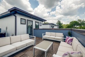 Rooftop Deck w/ Downtown Views & 6min to Broadway