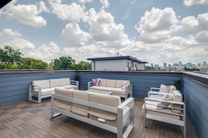 Rooftop Deck w/ Downtown Views & 6min to Broadway