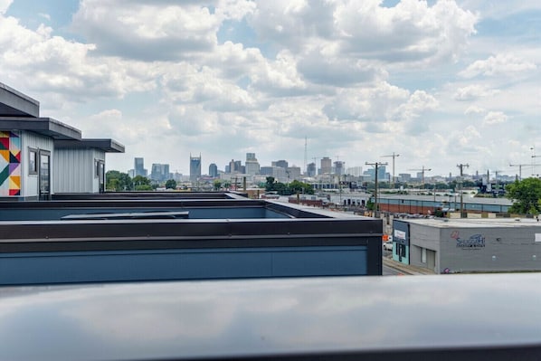 Rooftop Deck w/ Downtown Views & 6min to Broadway