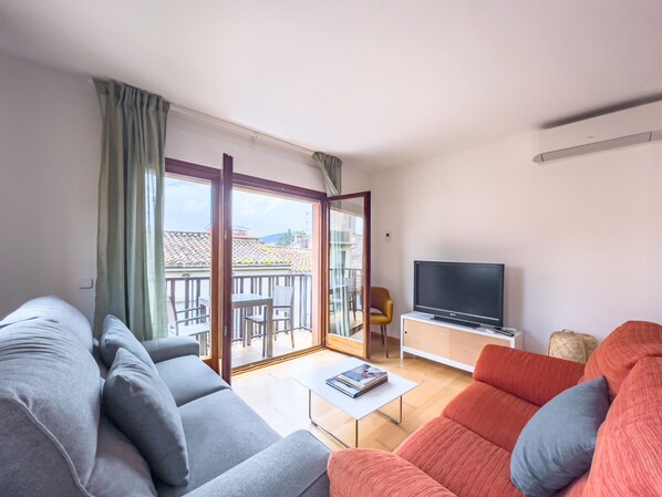 Bright Apartment with Balcony in Banyoles  