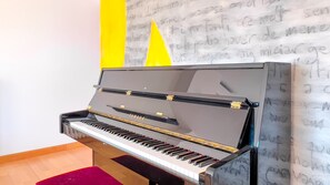 Elegant Apartment with Piano in Banyoles  