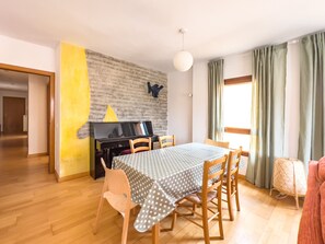 Spacious Dining Room with Piano in Banyoles Apartment  