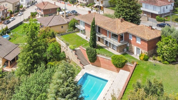 Luxury Villa with Private Pool in Banyoles