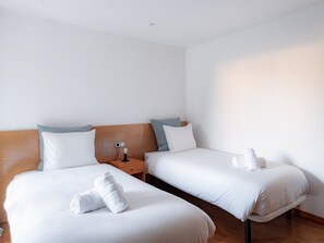 Bright Twin Bedroom in Banyoles with Cozy Bedding