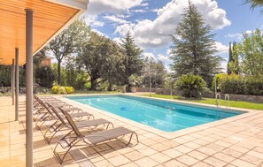 Private Pool with Sun Loungers in Banyoles