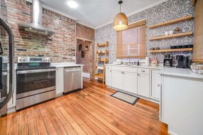 The kitchen sink, a focal point of efficiency and style, invites you to indulge in the joy of culinary pursuits with ease.