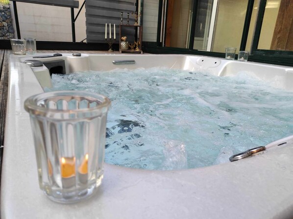 Outdoor spa tub