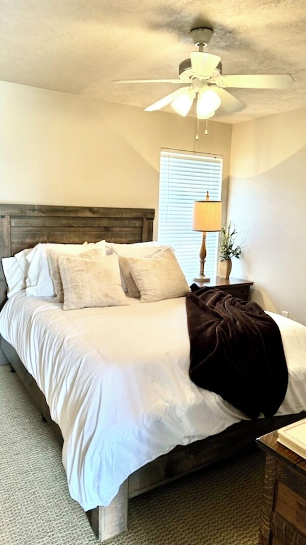 Queen comfy bed, fresh crisp sheets, cool quiet.