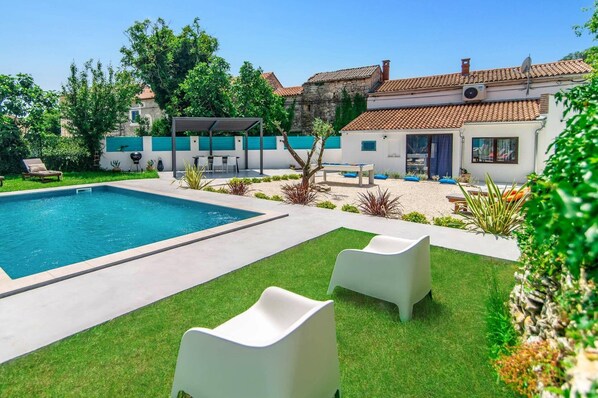 Villa Gravisi image