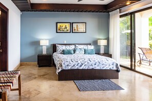 Casa Macaw -Main floor King Bedroom