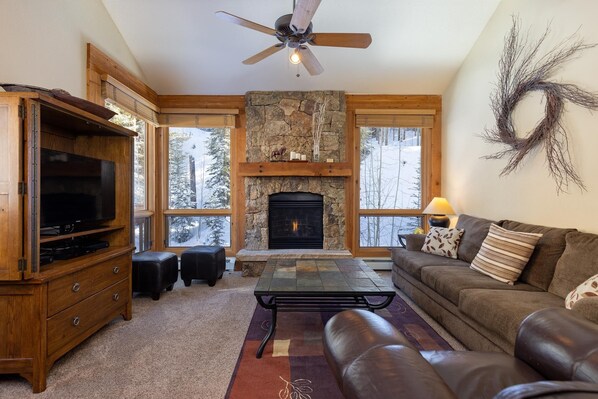 6533 Settlers Creek - a SkyRun Keystone Property - The living room boasts mountain views and a cozy fire