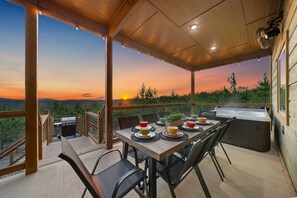 Dine at the patio table for 6 as you gaze at a  spectacular sunset.