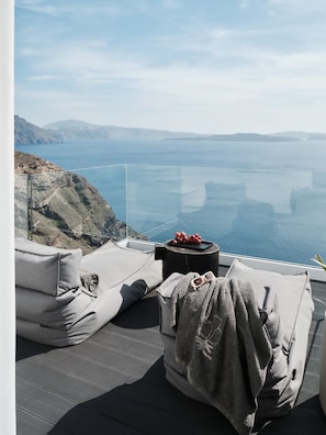 Deluxe Santorini Suite | Breathtaking Sea Views and Outdoor Hot Tub | Oia