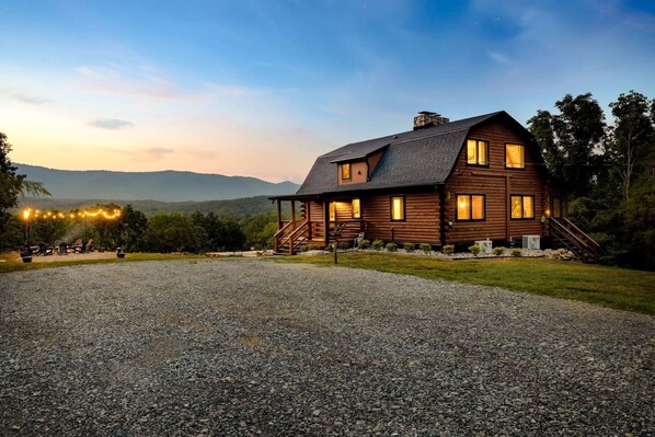 Welcome to Riverside Rose, a newly renovated luxury cabin in the heart of Shenandoah Valley. This perfect spot for a family getaway, get-together with friends or a romantic couple's retreat. 