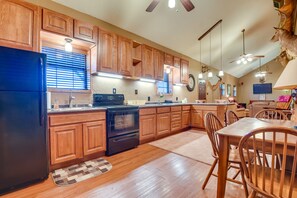 Kitchen | Central Air Conditioning/Heat | Free WiFi