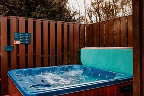 Hot Tub / whirlpool bath (Outdoor)