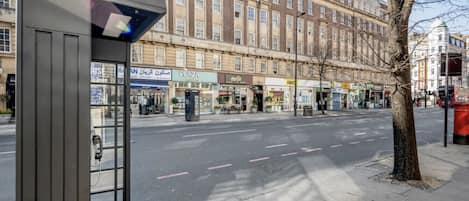 Exterior: Located on Edgware Road, this prime location offers a vibrant mix of international restaurants, cafés, and shops right at your doorstep. Just minutes from Oxford Street, Hyde Park, and Marble Arch, you’ll be at the heart of London’s most excitin