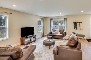 Living Room | 1st Floor | Smart TV | Central Heating & A/C | Free WiFi
