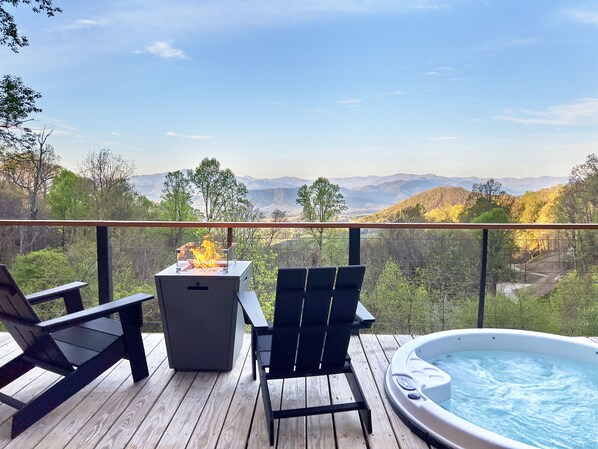 Outdoor spa tub