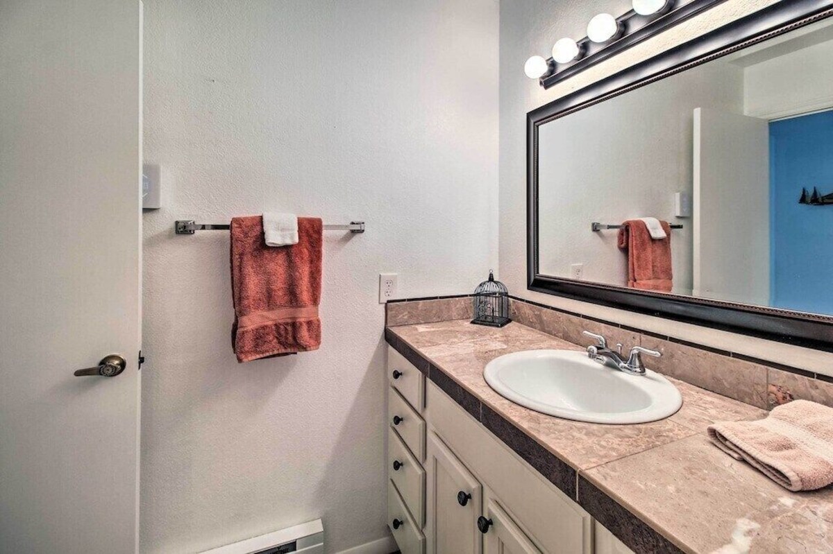 Ideally Located Pinetop Apartment w/ Balcony!