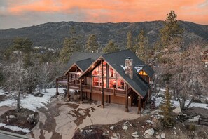 Your Magestic Luxury Log Cabin awaits!