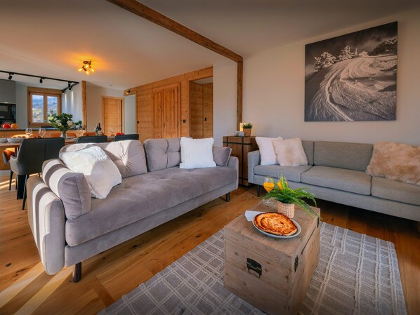Lounge/Dining