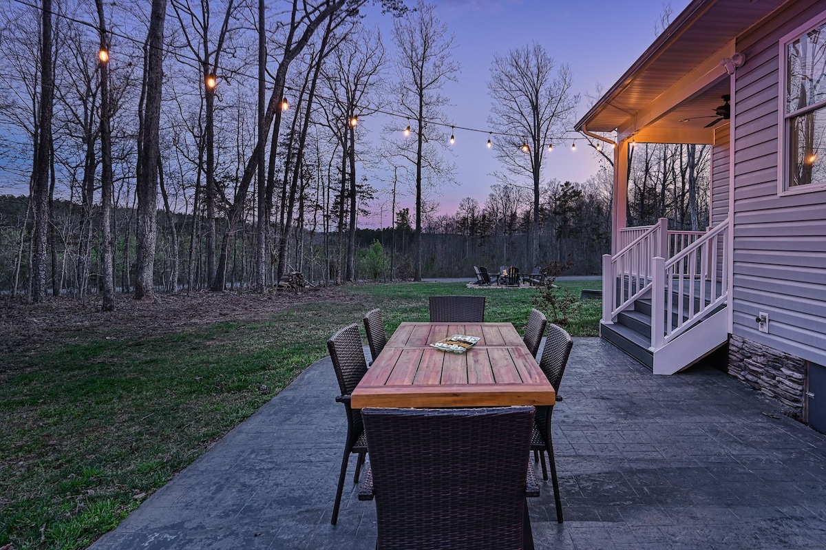 Cozy 4-bedroom house with WiFi, Hot Tub and Fire Pit