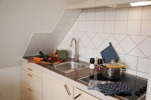 Ferienwohnung Pidder Lüng, 40qm, 1 Schlafzimmer, 1 Wohn-/Schlafzimmer, max. 4 Personen-Küchenzeile