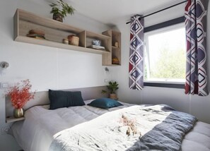 Inviting bedroom with soft bedding and natural touches, creating a warm ambiance.