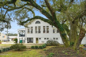 Welcome into our lower guesthouse that faces our gardens