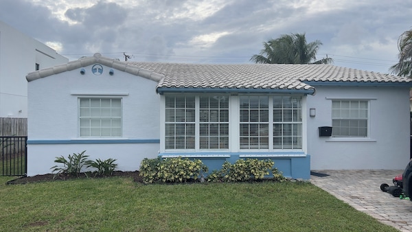 Cozy 2 Bedroom Florida Style Cottage Centrally Located - 8 Minutes To Beach - Caribe