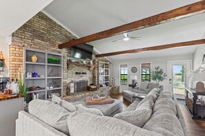 Living Room with fireplace 