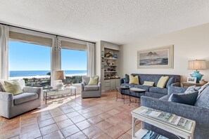 Fabulously Updated Shipwatch Villa with Amazing Ocean Front Views!