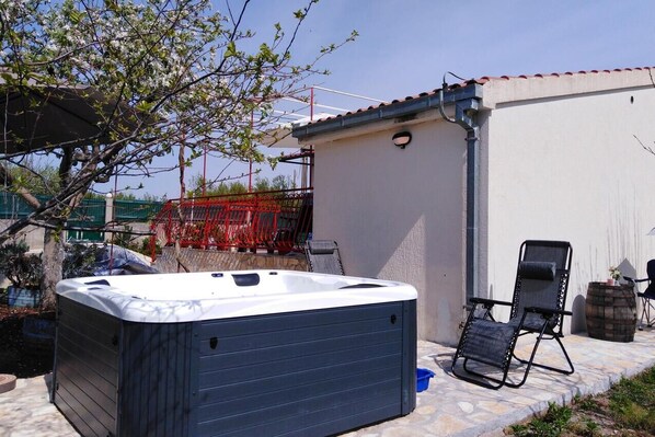 Outdoor spa tub