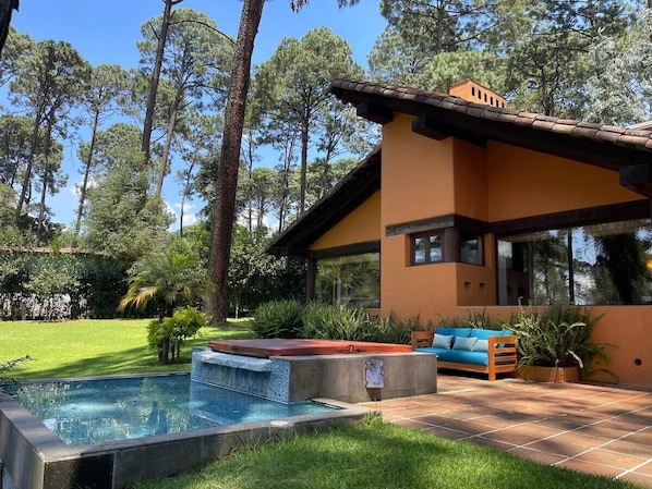 Fachada y jardín, vista al bosque
