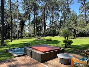 Jacuzzi al aire libre, rodeado de bosque y naturaleza