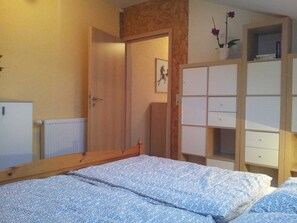Schlafzimmer 1